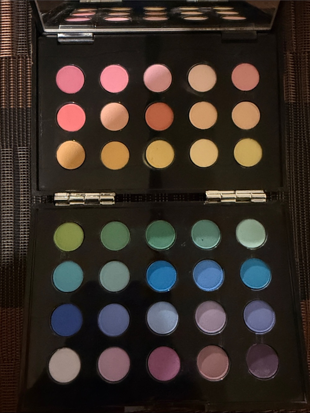 Bobbi Brown Pink, Blue and Green Multifinish Eyeshadow Book 📕
Palette